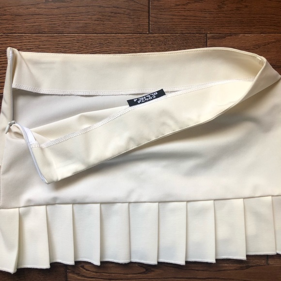 New Costa Blanca mini skirt w/ pleated hem, Size Small. - Picture 2 of 2